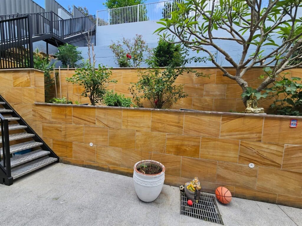 Sandstone block retaining wall with steps
