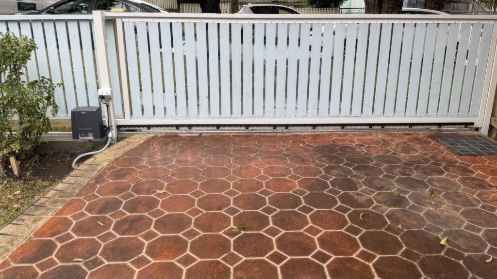 White automatic sliding gate, Concord
